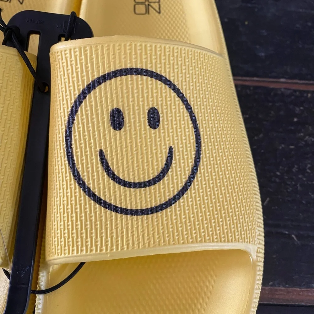 SMILEY FACE SLIDES by No Boundaries! Wear with out without socks 😀SUPER …
